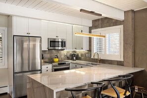 Fridge, microwave, oven, stovetop - Cozy + Tasteful Contemporary Aspen Condo - 5 min Walk to AJAX or Downtown (Aspen)