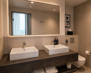 Bathroom - Aloft by Marriott Manchester City Centre (Manchester)