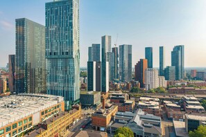 Un horizonte urbano con edificios modernos y una mezcla de arquitectura más antigua.