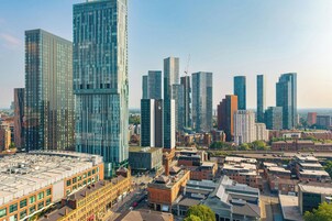 Un horizonte urbano con edificios modernos y una mezcla de arquitectura más antigua.