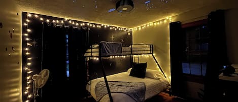 2 bedrooms, iron/ironing board, travel cot, free WiFi