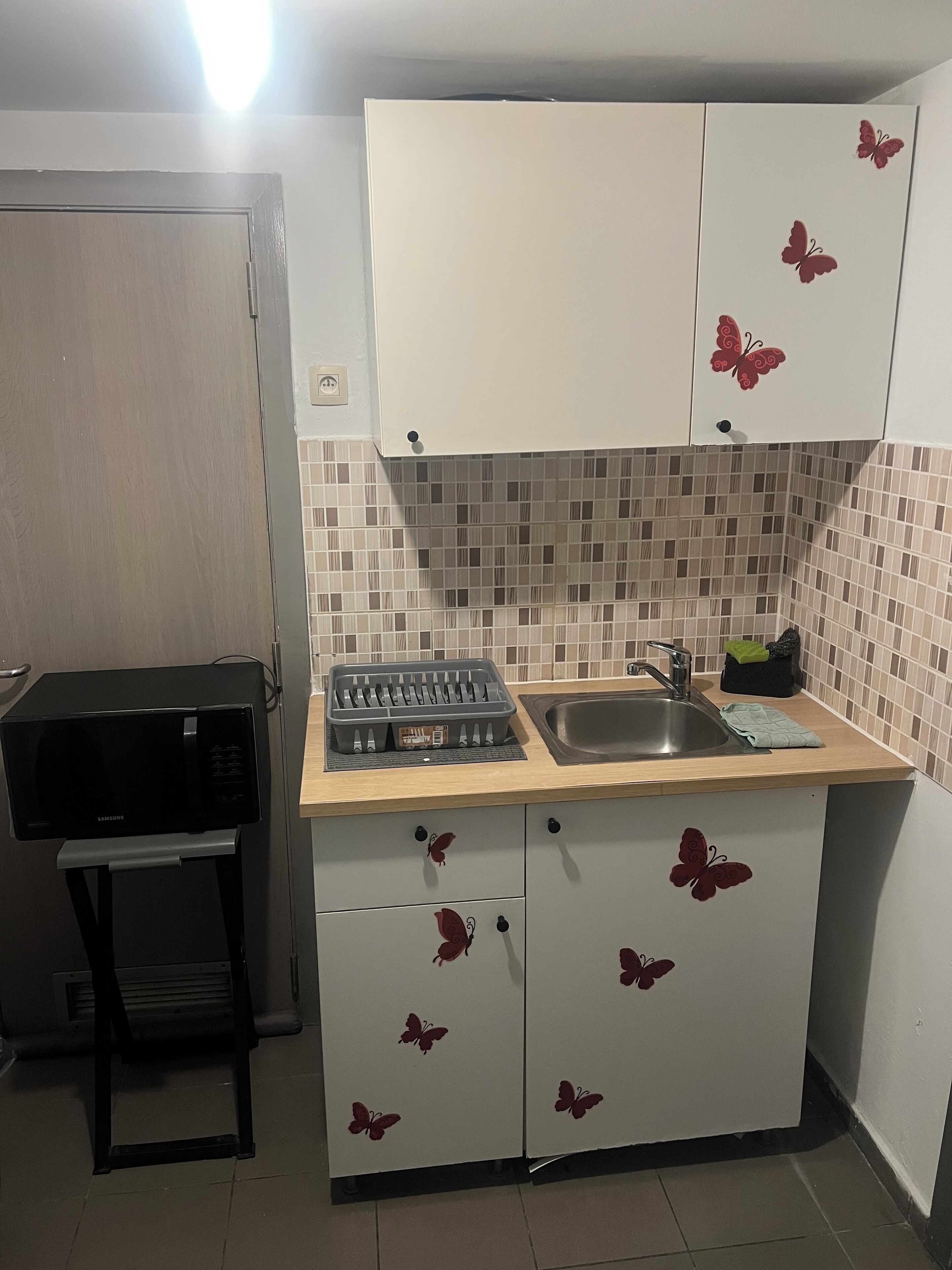 Een koelkast, een microgolfoven, een kookplaat