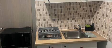 Kühlschrank, Mikrowelle, Herdplatte