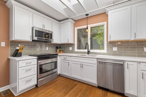 Geladeira, micro-ondas, fogão, cooktop