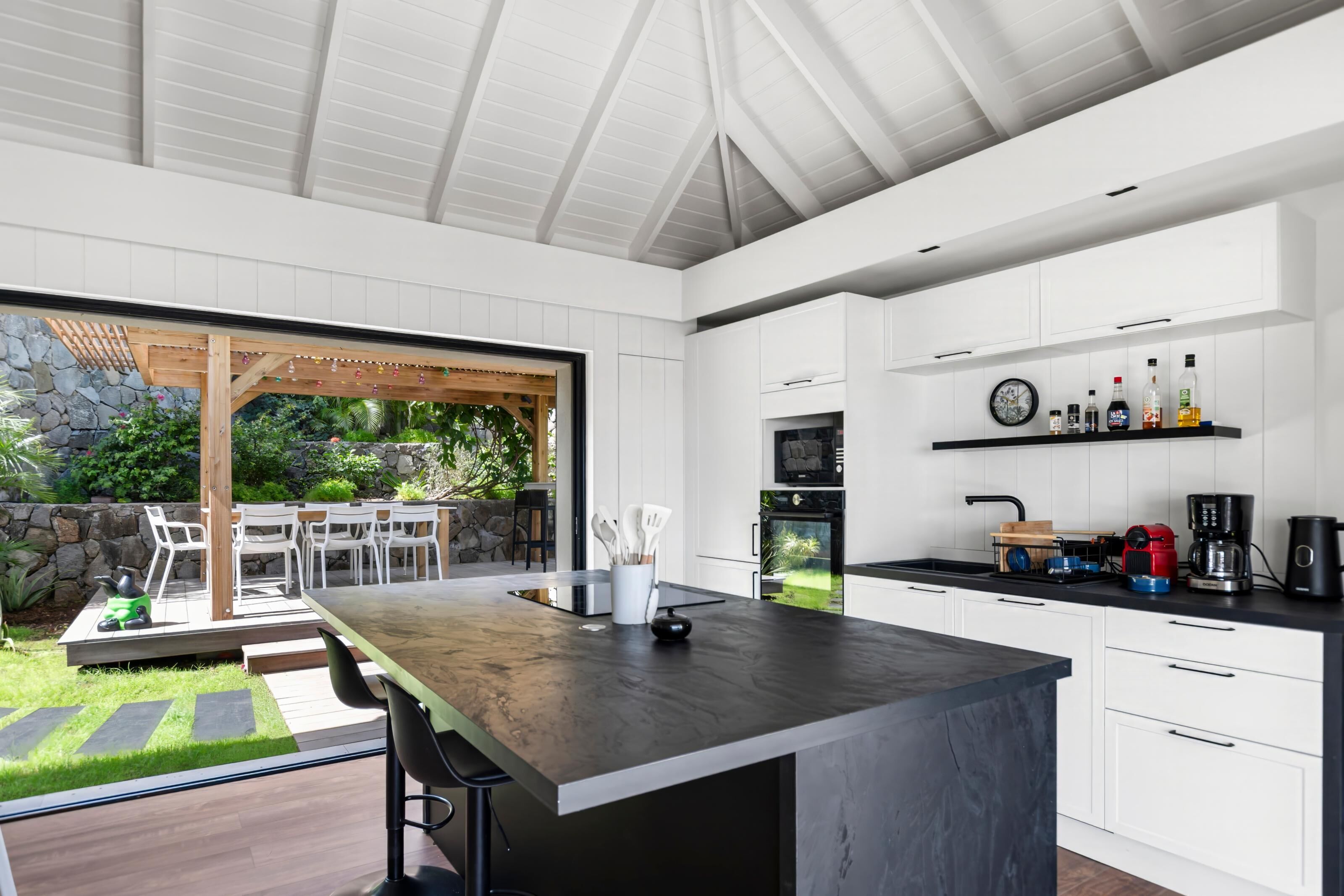 Micro-ondes, four, lave-vaisselle, grille-pain