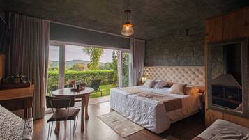 Un dormitorio con una cama grande, un comedor y vistas al exterior.