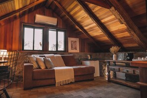 Suite superior, vista al jardín | Área de sala de estar