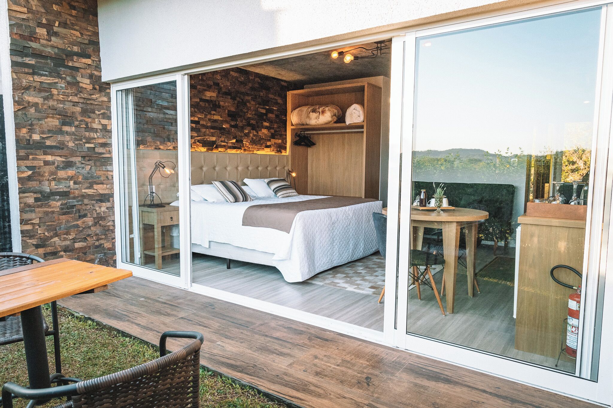 Cortinas blackout, sistema de insonorización y wifi gratis 