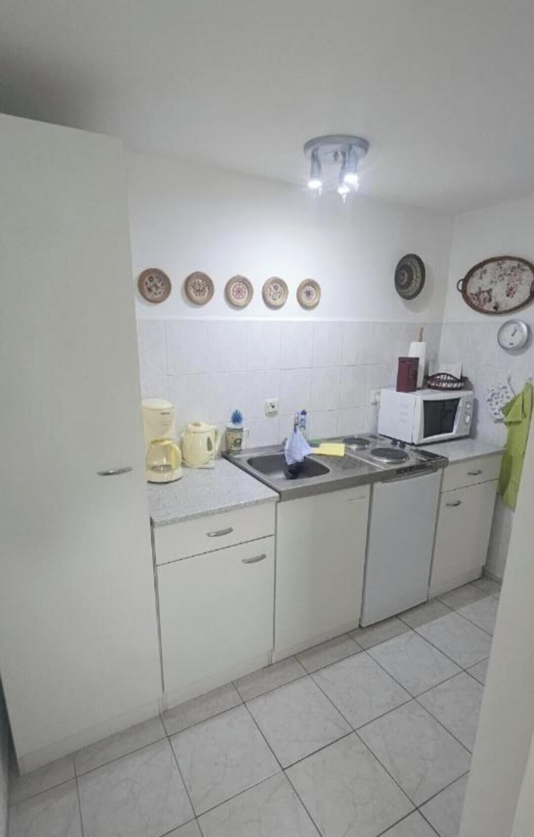 Kühlschrank, Mikrowelle, Herdplatte, Wasserkocher mit Kaffee-/Teezubehör