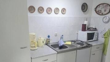 Kühlschrank, Mikrowelle, Herdplatte, Wasserkocher mit Kaffee-/Teezubehör