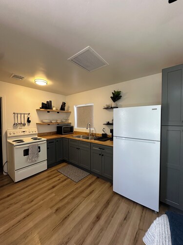 Clean, Private Studio Apartment in a Great Location near EAC