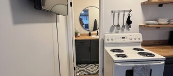 Clean, Private Studio Apartment in a Great Location near EAC