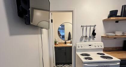 Clean, Private Studio Apartment in a Great Location near EAC