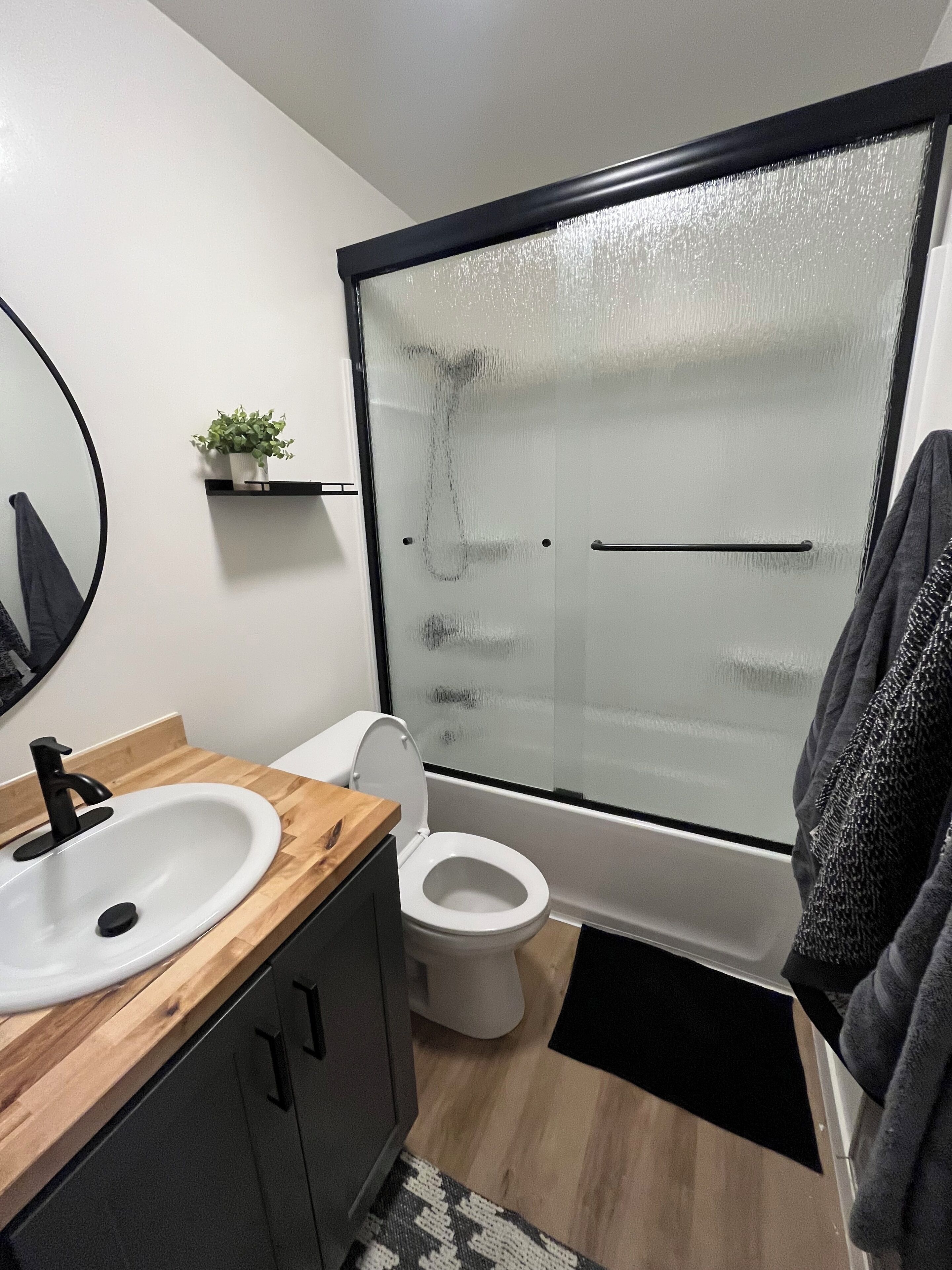 Haartrockner, Handtücher, Seife, Toilettenpapier