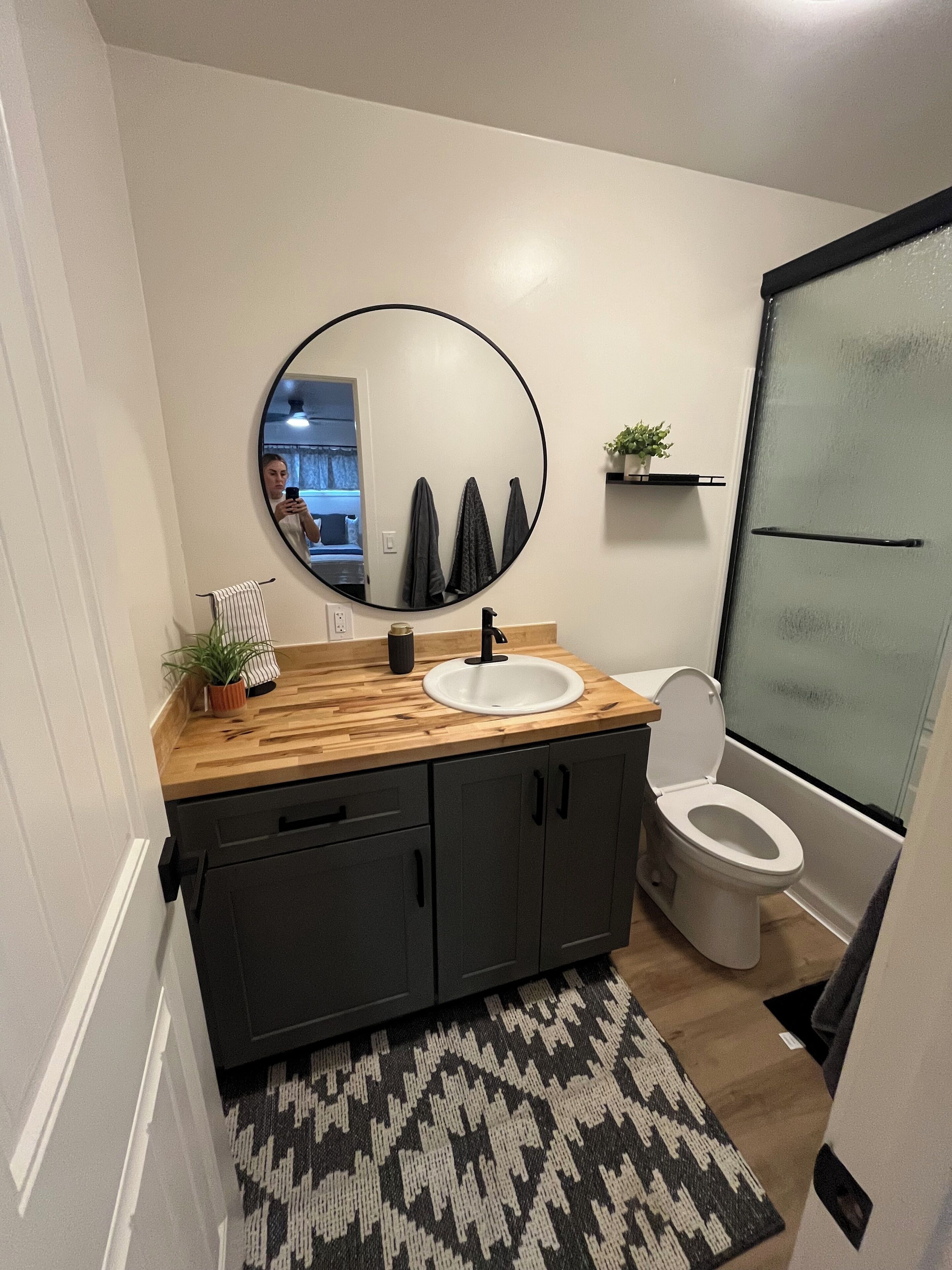 Haartrockner, Handtücher, Seife, Toilettenpapier