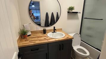 Secador de pelo, toallas, jabón, papel higiénico