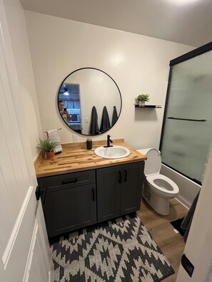 ヘアドライヤー、タオル、石鹸、トイレットペーパー