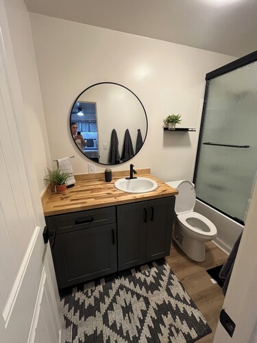 Clean, Private Studio Apartment in a Great Location near EAC