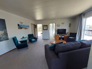 Living area - Relaxed, Sunny Kiwi Bach - Walk to the Beach (Whangamatā)