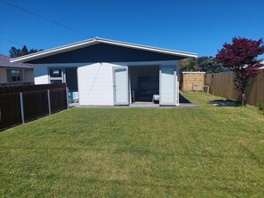 Exterior - Relaxed, Sunny Kiwi Bach - Walk to the Beach (Whangamatā)