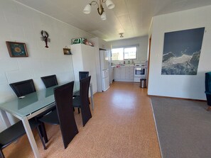 Dining - Relaxed, Sunny Kiwi Bach - Walk to the Beach (Whangamatā)