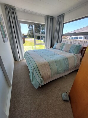 2 bedrooms, iron/ironing board - Relaxed, Sunny Kiwi Bach - Walk to the Beach (Whangamatā)