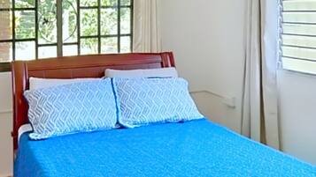 3 bedrooms, iron/ironing board, internet, bed sheets