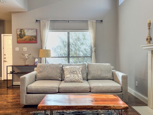 Quiet & Spacious 2-BR, 1-car garage