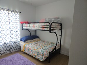 2 bedrooms, WiFi, bed sheets - Cozy 2-bedroom apartment in welcoming Elkins with AC (Elkins)