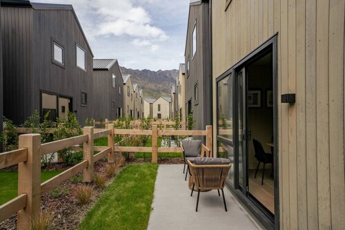 The Luxe Nook, central, 2 bedrooms, parking!