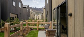 The Luxe Nook, central, 2 bedrooms, parking!