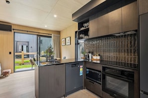 Jääkaappi, mikroaaltouuni, uuni, liesi