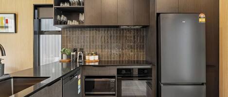 Refrigerador, microondas, horno, placa de cocina