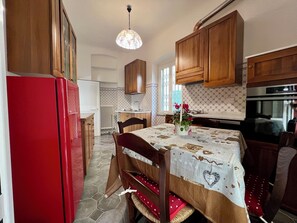 Dining - Villa Camelia: apartment with sea view (San Lorenzo della Costa)