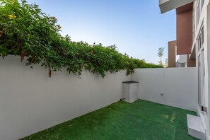 3 bedrooms, Internet - Stayshort - Modern Villa in Avencia Damac Hills 2 With Waterpark Access (Dubai)