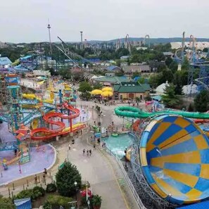 Een waterpark met verschillende glijbanen en zwembaden.