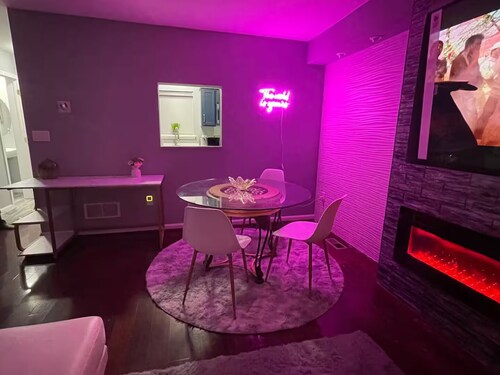 Downtown Harrisburg close to Hershey PA-Sleeps 8