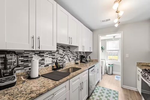 5-BR Home w/driveway - 10 Min to D.C. near Metro