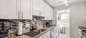 5-BR Home w/driveway - 10 Min to D.C. near Metro