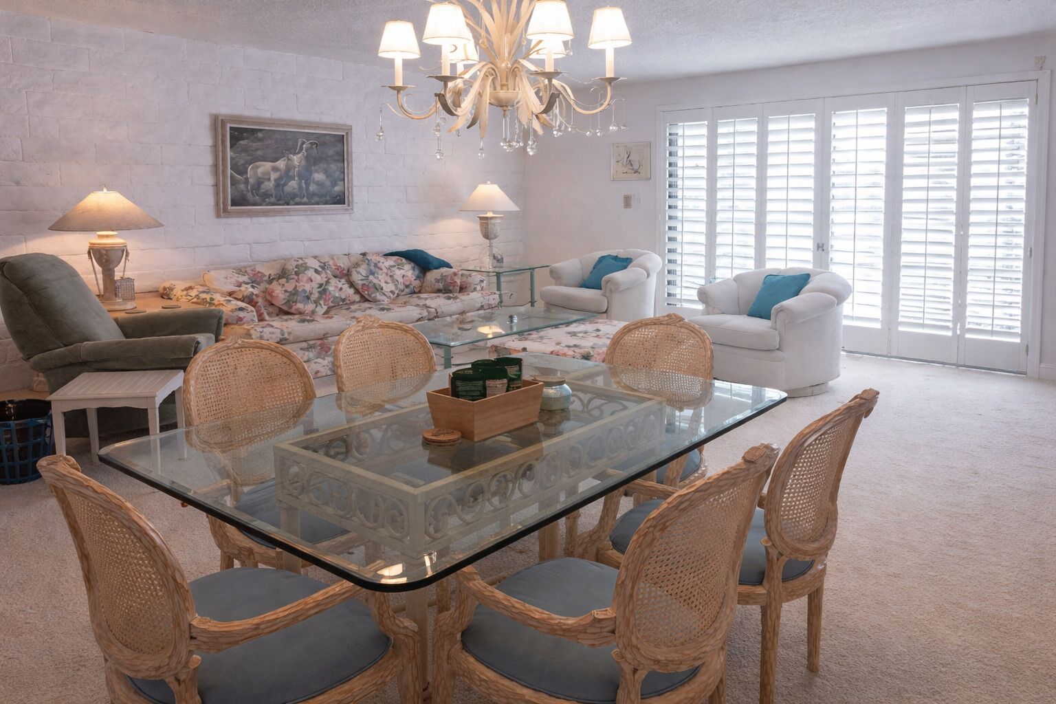 Smart TV, books, stereo