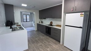 ثلاجة، ميكروويف، فرن، موقد طهي مسطح