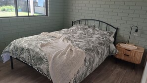 3 bedrooms, iron/ironing board, WiFi, bed sheets - 12 Gozo Court Elliott Heads (Elliott Heads)