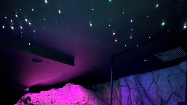 A hot tub with a rocky backdrop and a wall with a crack-like pattern. - Love room L'écrin d'Astéria (Laudun-l'Ardoise)