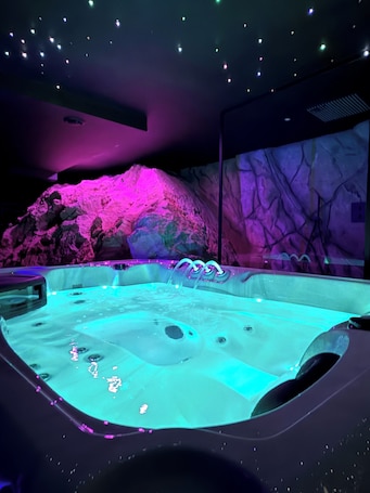 Indoor spa tub. Love room L'écrin d'Astéria