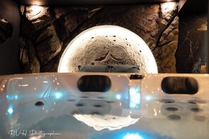 Indoor spa tub - Love room L'écrin d'Astéria (Laudun-l'Ardoise)