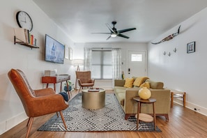 Smart TV, foosball, table tennis, books - Central Location-Modern Home-Perfect For Families-Games (San Antonio)