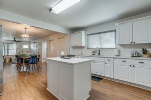 Fridge, microwave, oven, stovetop - Central Location-Modern Home-Perfect For Families-Games (San Antonio)