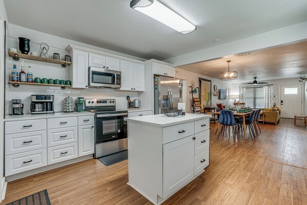 Fridge, microwave, oven, stovetop - Central Location-Modern Home-Perfect For Families-Games (San Antonio)