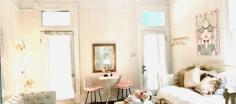 Gorgeous French, Artsy 6BR/3BA Versailles, Streetcar, French Quarter, Dollhouse!