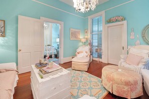 6 bedrooms, iron/ironing board, WiFi, bed sheets - 6BR/3BA Gorgeous French Marie Antoinette style, Streetcar, WALK TO JAZZ FEST!! (Metairie)